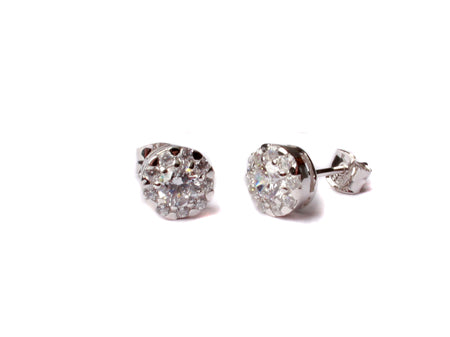 9 CT White Gold Earring.
