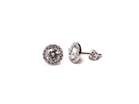 9 CT White Gold Earring.
