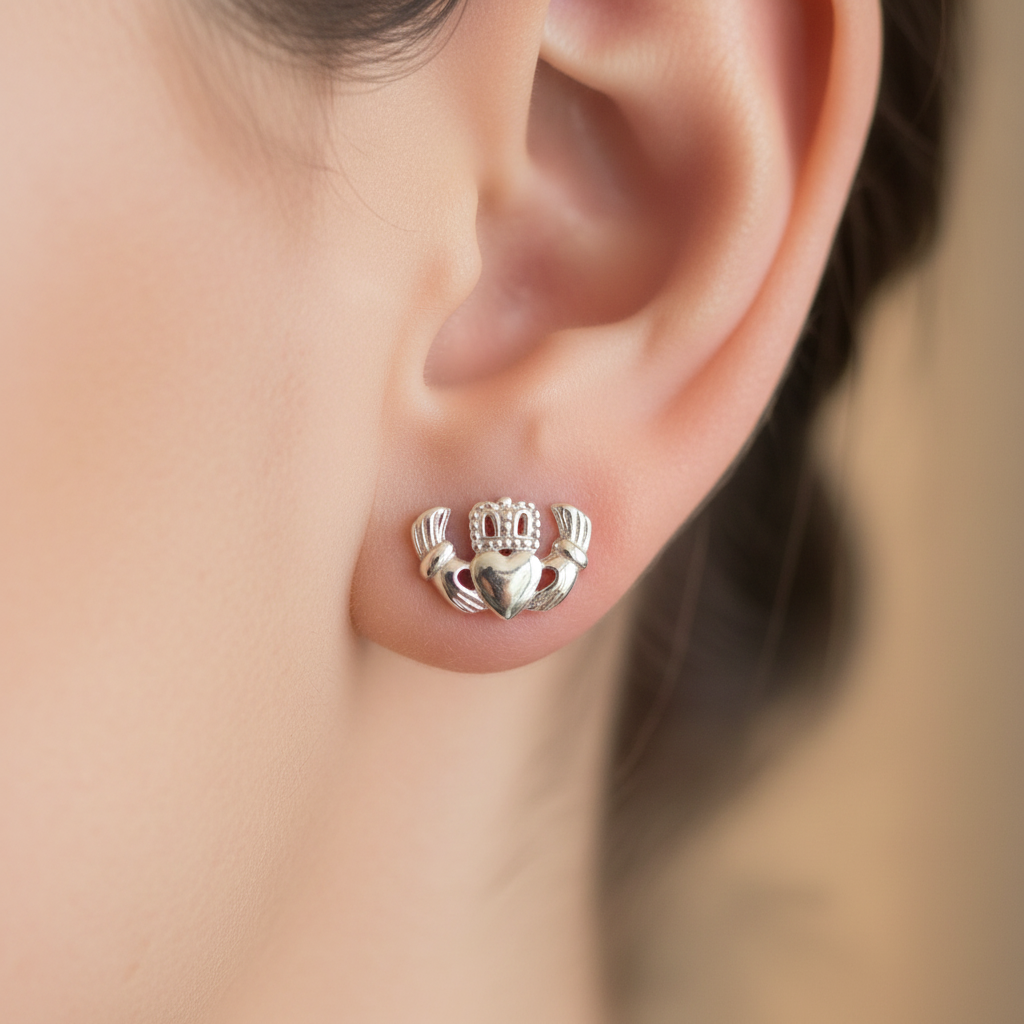 9 CT White Gold Earring.