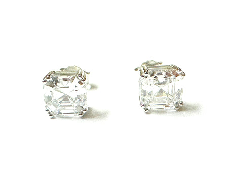 A Silver White Cubic Zirconia Earring