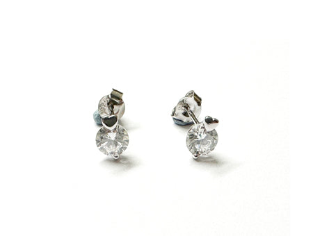 A Silver White CZ Stone Heart Earring