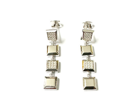 A Silver Cubic Zirconia Necklace