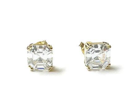 A Yellow Plated Silver White Cubic Zirconia Pendant.