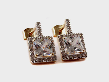 9 CT White Gold Earring.