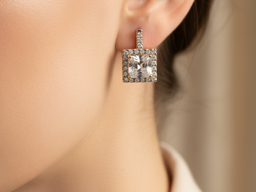 9 CT White Gold Earring.