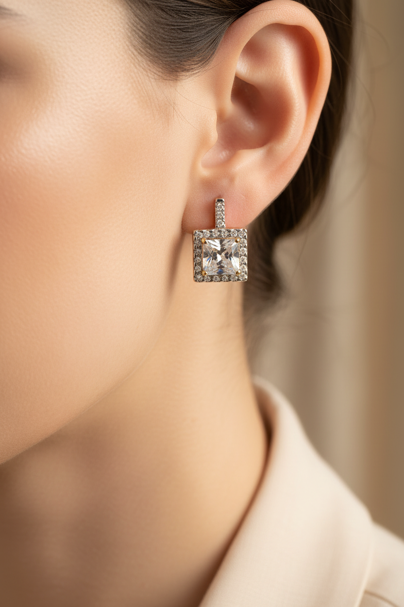 9 CT White Gold Earring.