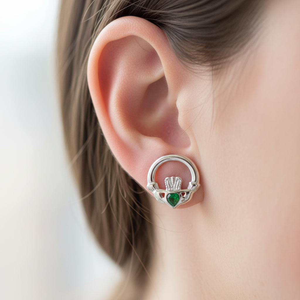9 CT White Gold Earring.