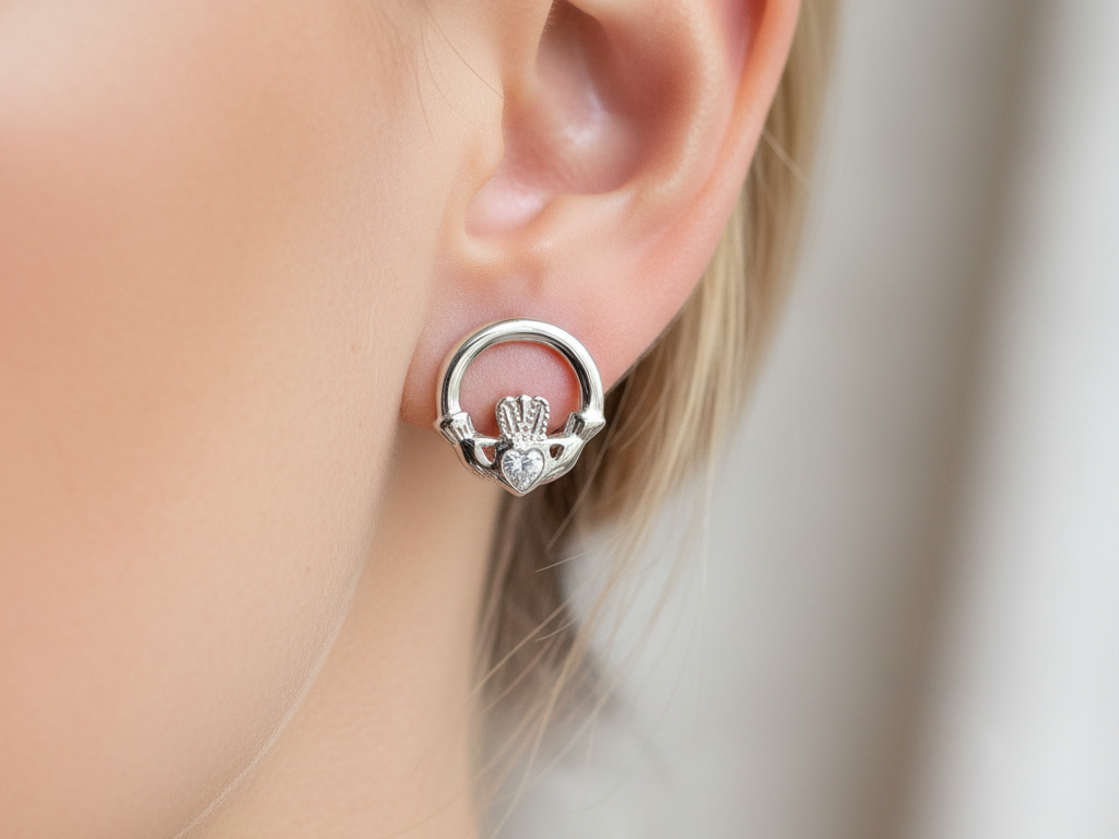 9 CT White Gold Earring.