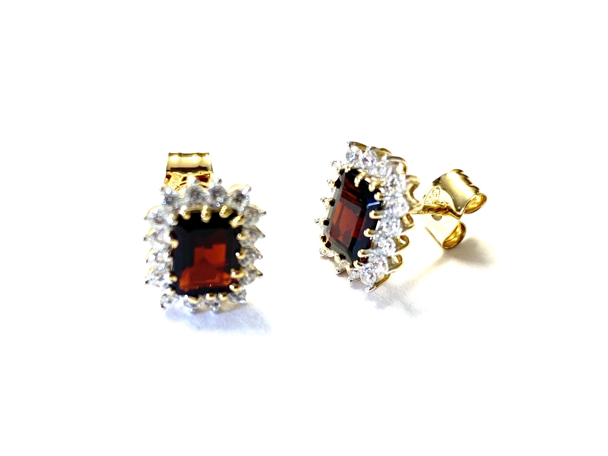 9 CT Yellow Gold Garnet Earring