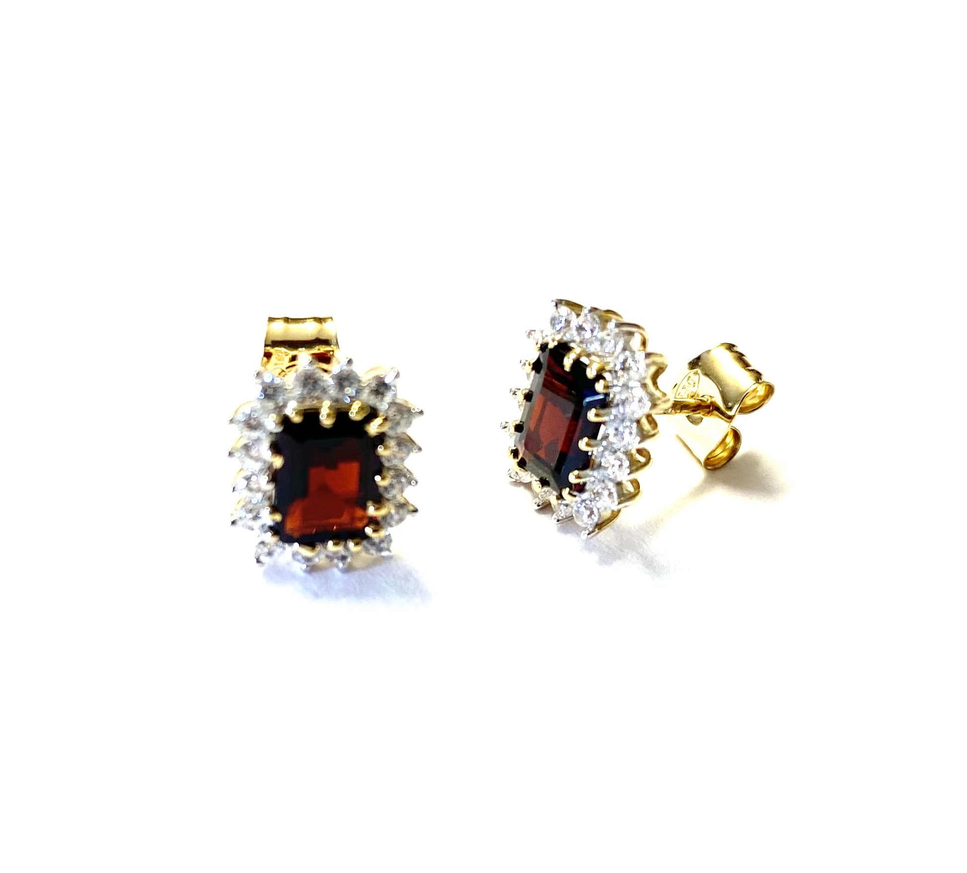 9 CT Yellow Gold Garnet Pendant