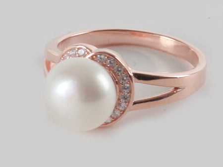 A Rose Gold with Pearl Ring