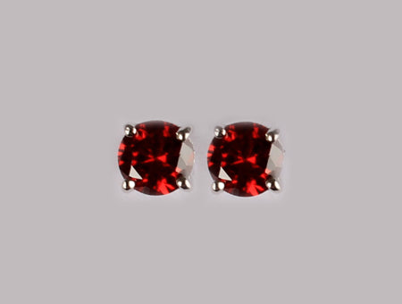 A Garnet Cubic Zirconia Earring 4mm