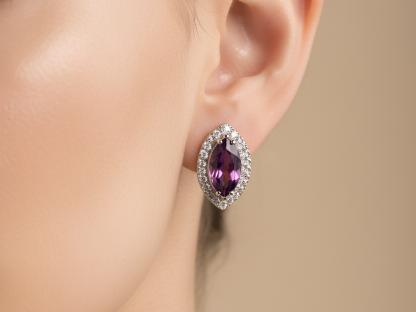 9 CT White Gold Earring.