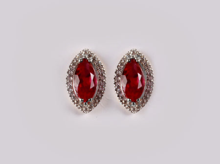 9 CT White Gold Earring.