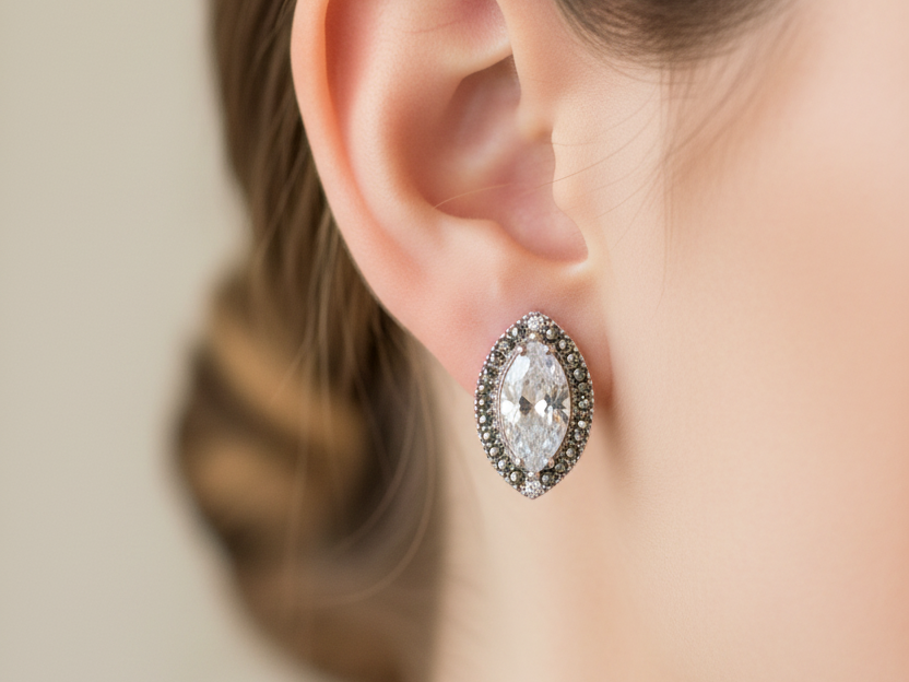 9 CT White Gold Earring.