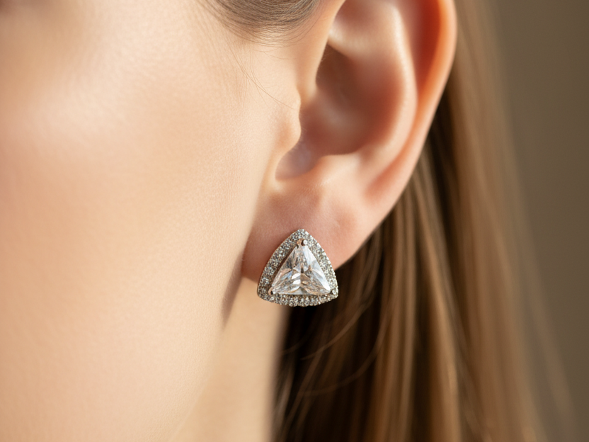 9 CT White Gold Earring.