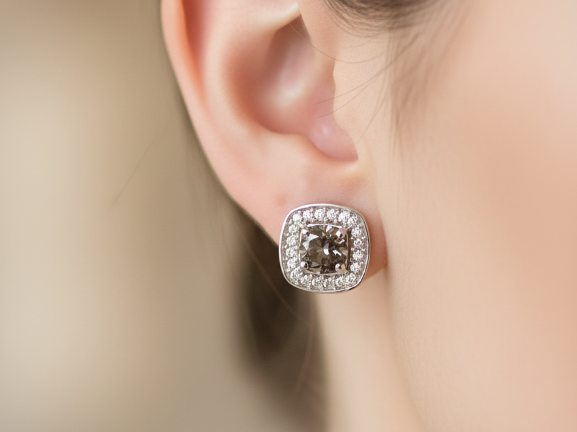 9 CT White Gold Earring.