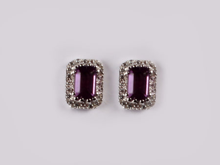 9 CT White Gold Earring.