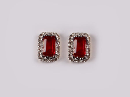 9 CT White Gold Earring.