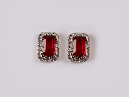 9 CT White Gold Earring.