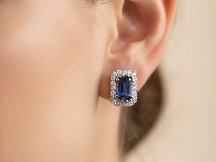 9 CT White Gold Earring.