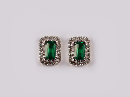9 CT White Gold Earring.
