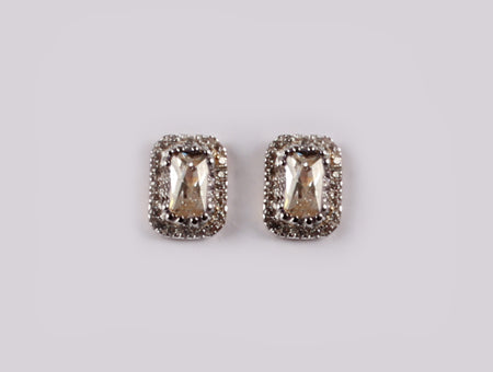 9 CT White Gold Earring.