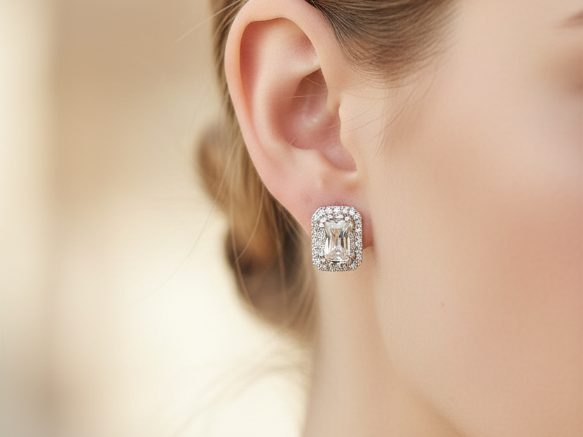 9 CT White Gold Earring.