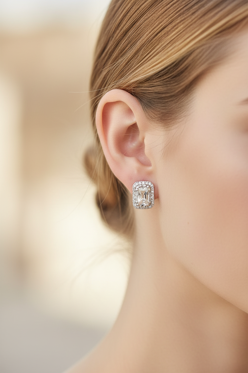 9 CT White Gold Earring.