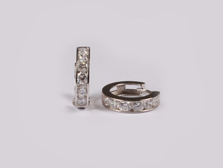 9 CT White Gold Earring.