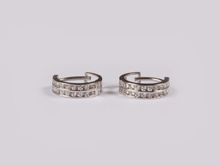 9 CT White Gold Earring.