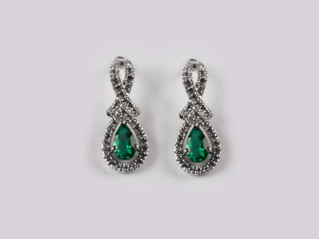 9 CT White Gold Earring.