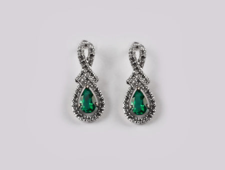 9 CT White Gold Earring.