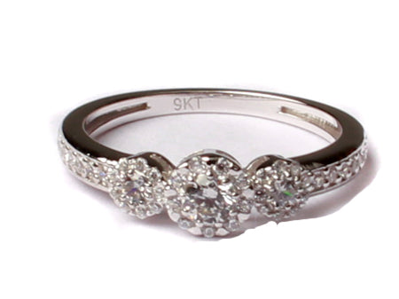 9ct White Gold Cz Ring.