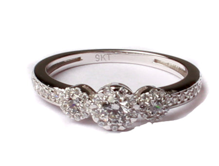 9ct White Gold Cz Ring.