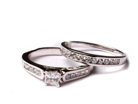 9ct White Gold Cz Ring.