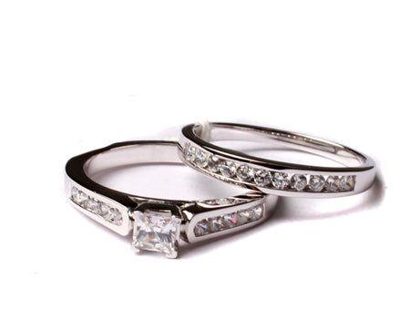 9ct White Gold Cz Ring.
