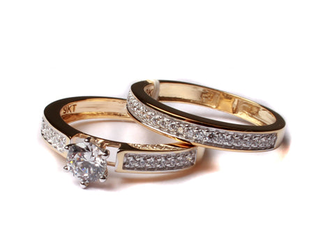 9ct Yellow Gold Cz Ring.