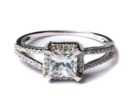 9ct White Gold Cz Ring.