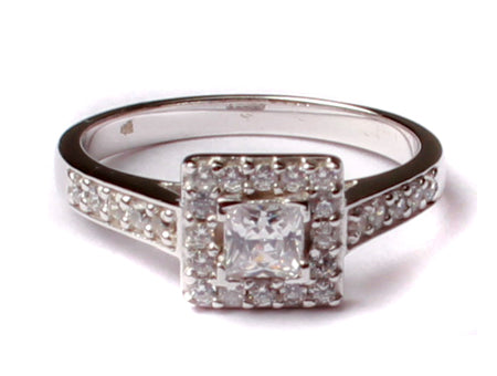 9ct White Gold Cz Ring.