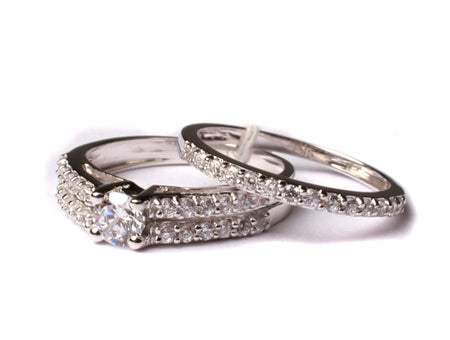 9ct White Gold Cz Ring.