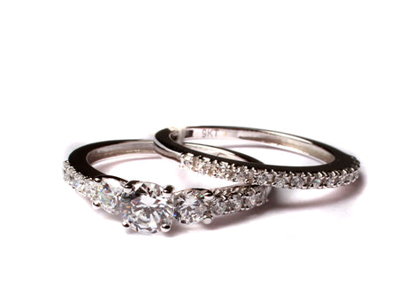 9ct White Gold Cz Ring.