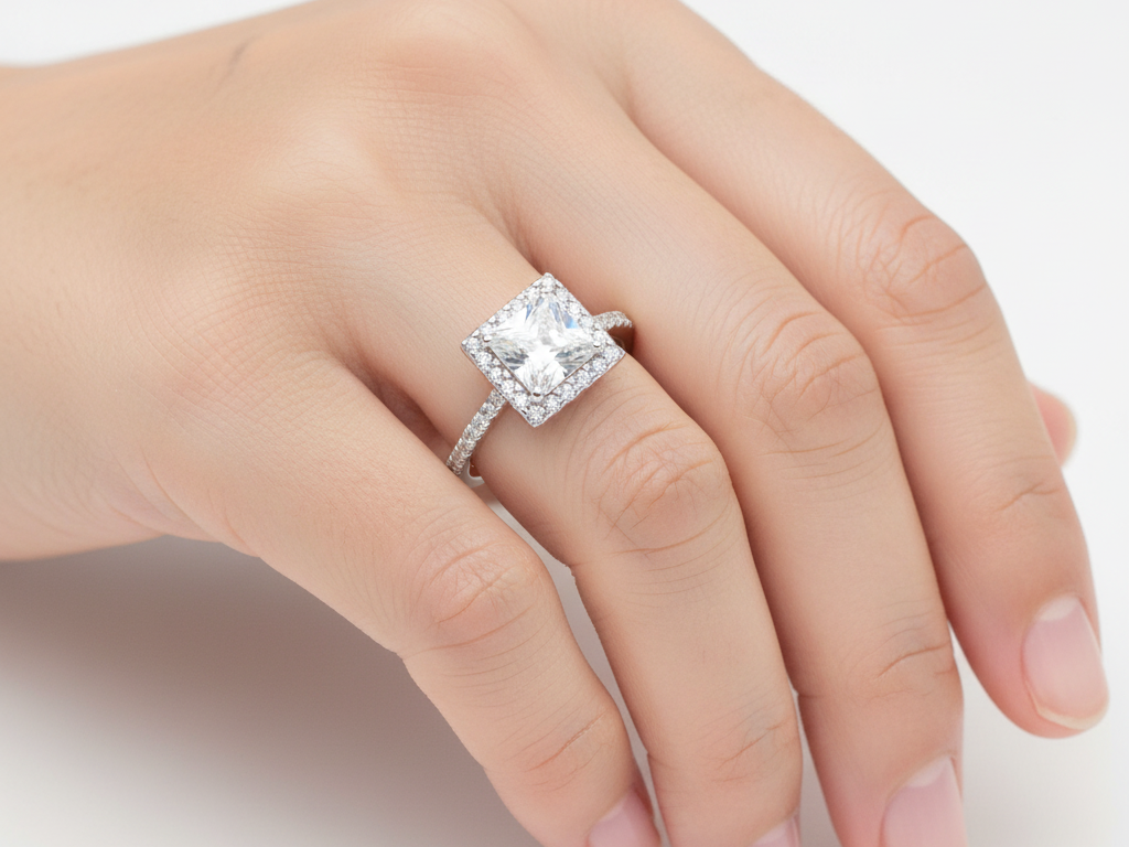 9ct White Gold Cz Ring.