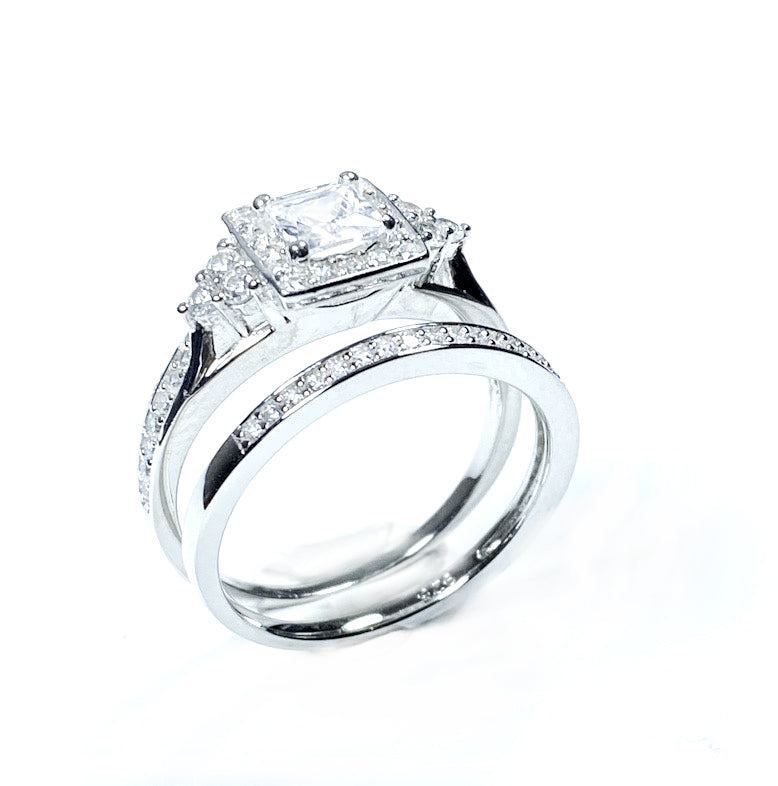 A White Cubic Zirconia Ring Set
