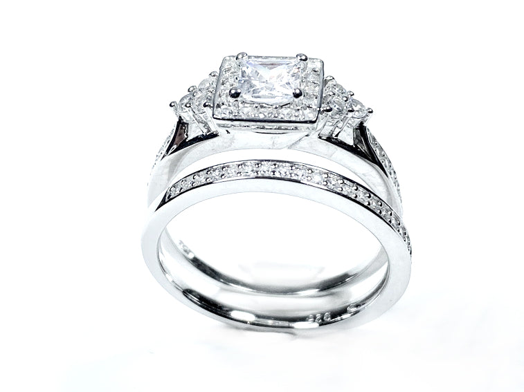 A White Cubic Zirconia Ring Set