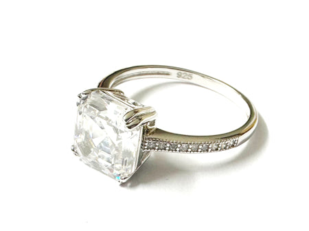 A White Cubic Zirconia Silver Ring