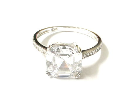 A White Cubic Zirconia Silver Ring