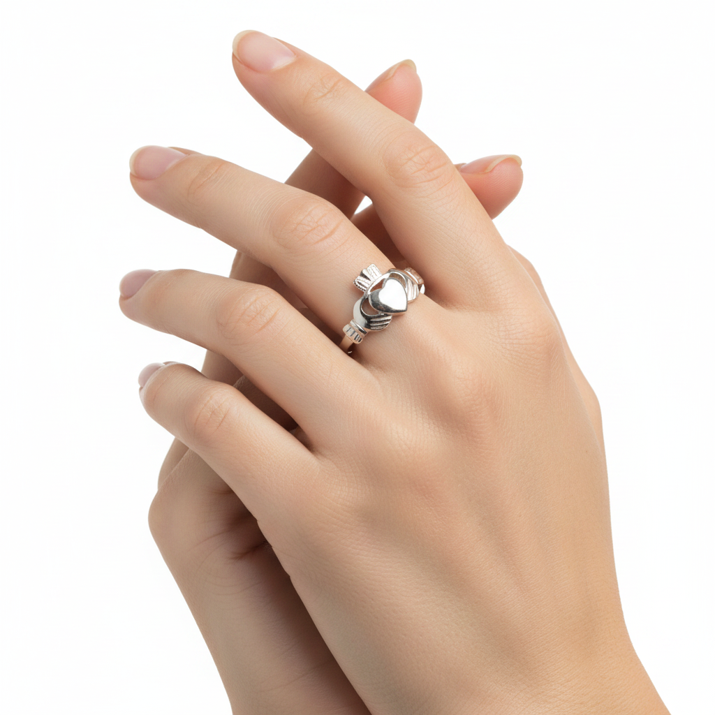 9CT White Gold H/W Claddagh Ring.