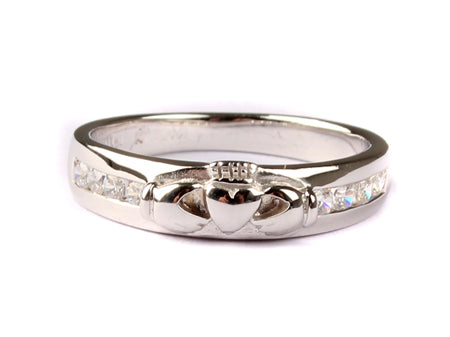 18 ct White Gold Diamond Ring.
