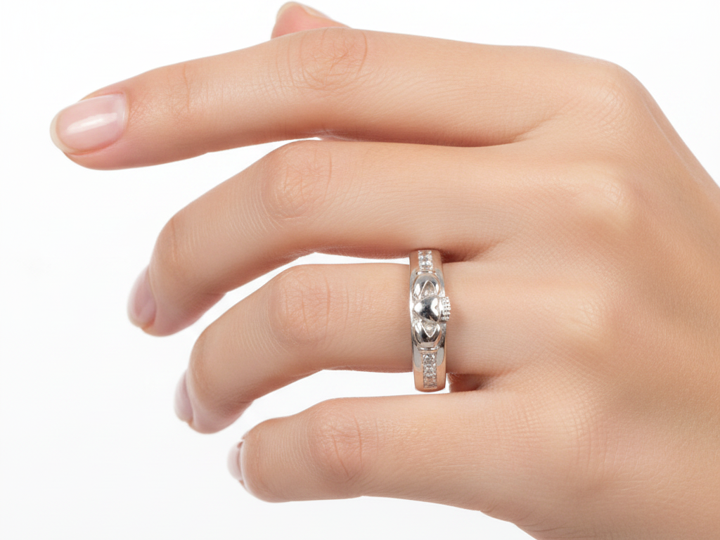 9ct White Gold Diamond Ring.